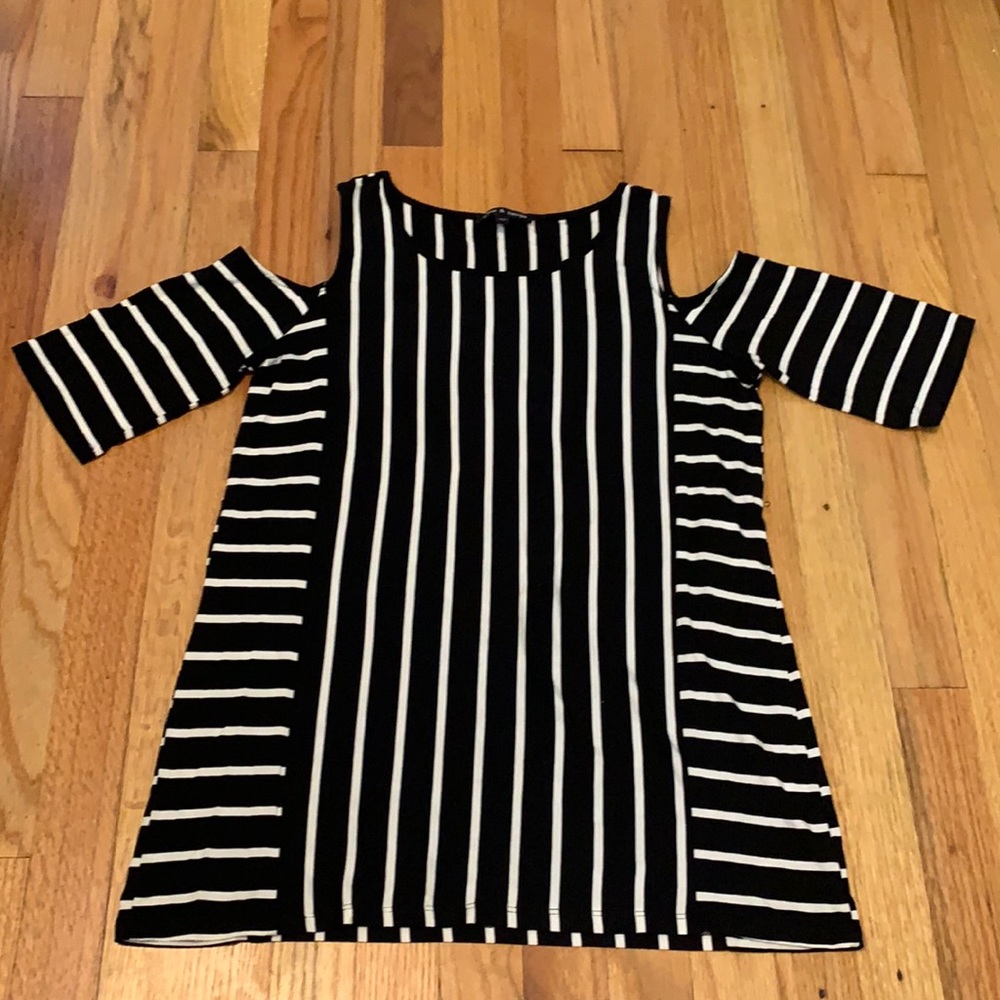 Cable & Gauge back and white open shoulder top